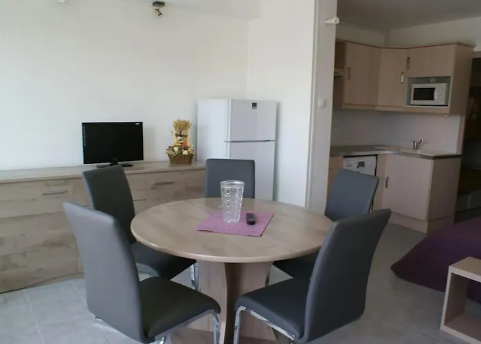 Apartman 52, Heliopolis E Au Village Naturiste